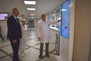 21 сентября, депутат Думы города Когалыма, генеральный директор ООО «ЛУКОЙЛ – АИК» Игорь Басарабец посетил БУ «Когалымская городская больница»