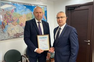 Главный врач Когалымской городской больницы вручил благодарственное письмо генеральному директору ООО «ЛУКОЙЛ-АИК»