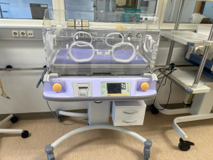 Инкубатор для надёжной защиты и эффективной реанимации недоношенных и ослабленных детей 