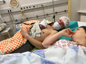 В роддоме Когалымской городской больницы давно практикуют контакт «Кожа к коже» - это практика выкладывания новорожденного младенца на грудь матери или отцу сразу после родов 