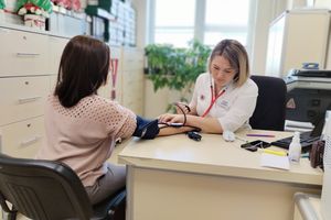 Красное платье: здоровье и поддержка в Когалымской городской больнице