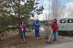 С территории Когалымской больницы смели остатки зимы – врачи и медсестры поработали на субботнике