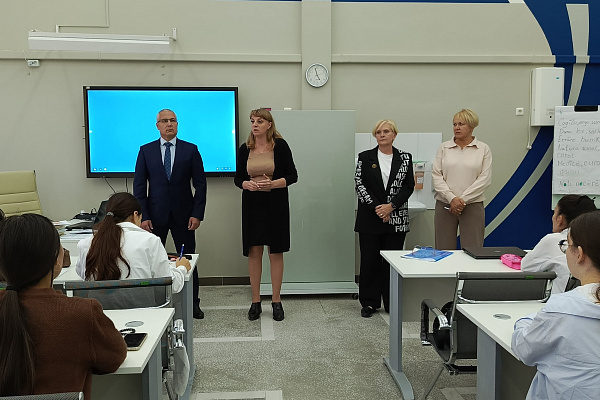 Встреча главного врача Ильмира Заманова со студентами Когалымского политехнического колледжа в рамках программы заключения целевых договоров