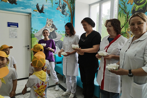 Цветы, стихи и детская нежность в честь Дня медицинского работника