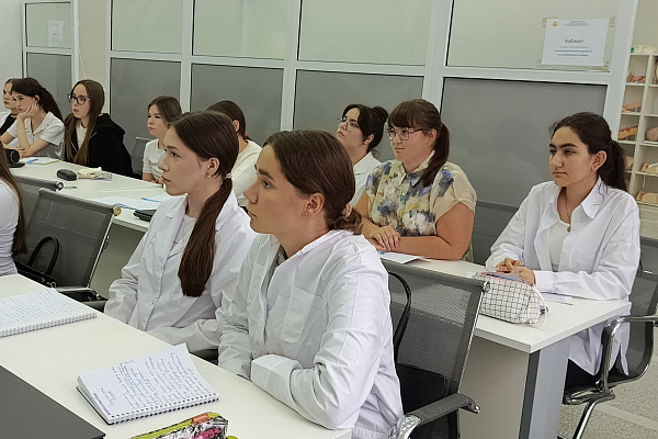 Встреча главного врача Ильмира Заманова со студентами Когалымского политехнического колледжа в рамках программы заключения целевых договоров