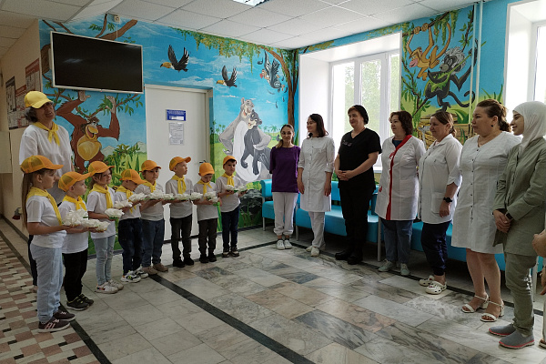 Цветы, стихи и детская нежность в честь Дня медицинского работника