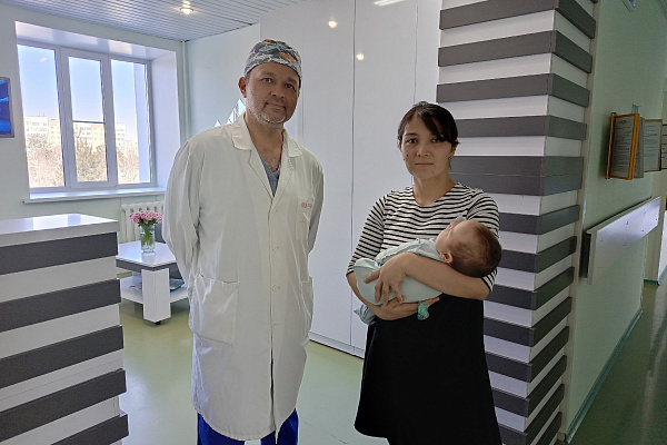 В БУ «Когалымская городская больница» поступил пациент в возрасте до двух месяцев с диагнозом «ущемленная паховая грыжа справа, водянка правого яичка». 